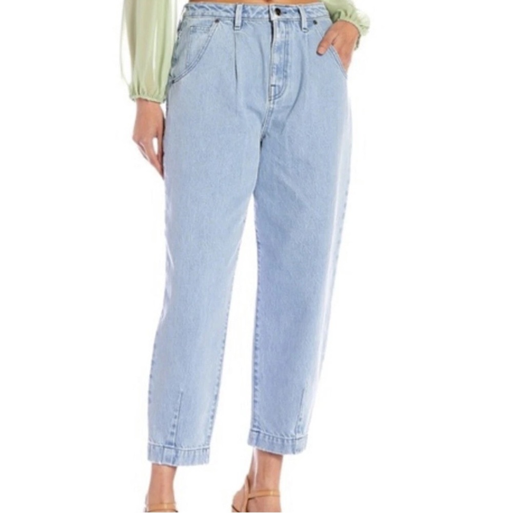 Gianni Bini Bea Tapered High Waisted Barrel Leg Light Wash Jeans Size 28